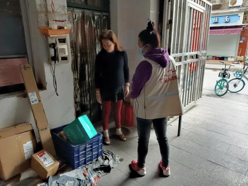 快遞寄存引紛爭,小區建柜解難題